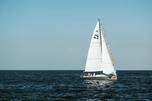 トルコのイズミル 9月9 2022 イズミル コナック トルコの自由の日に海を渡る帆船 — ストック写真