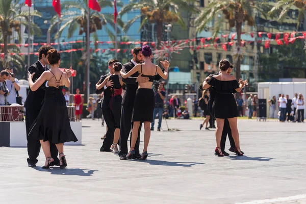 İzmir, Türkiye - 9 Eylül 2022: İzmir Waltz dans grubu Özgürlük Günü İzmir 'de Cumhuriyet Meydanı' nda dans etti