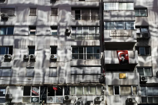 トルコ イズミル2022年9月9日 別のガラスの建物からの太陽光を反射した建物 — ストック写真