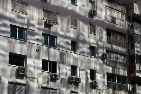 土耳其伊兹密尔 2022年9月9日 一座由另一座玻璃建筑反射太阳光的建筑 — 图库照片