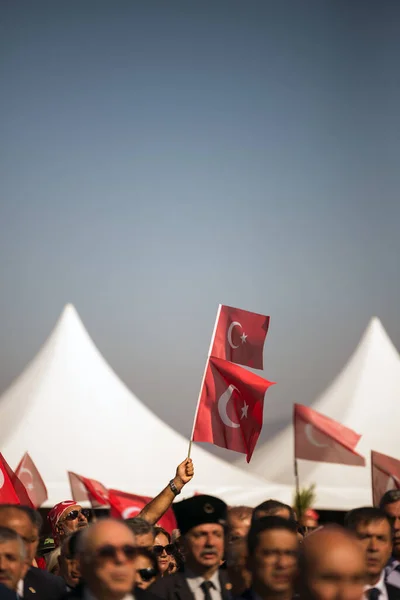 Izmir Turkiet September 2022 Närbild Turkiska Flaggor Ett Trångt Folk — Stockfoto