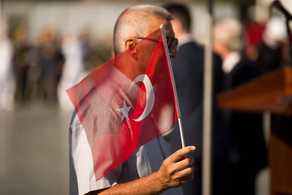 Izmir Turcja Września 2022 Starszy Mężczyzna Turecką Flagą Dniu Wyzwolenia — Zdjęcie stockowe