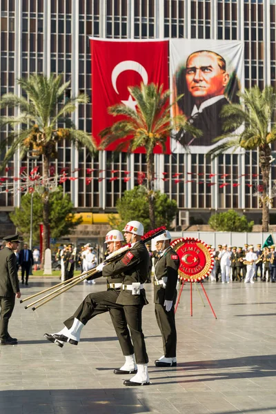 Izmir Turkey September 2022 Soldiers Carry Wreaths Placed Atatrk Bust — Stock Photo, Image