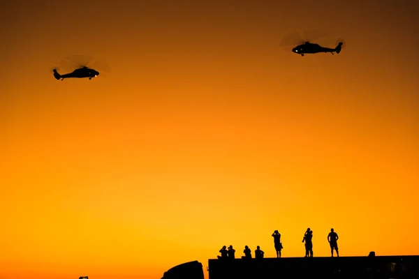 土耳其伊兹密尔 2022年9月9日 在土耳其伊兹密尔 科纳克的自由日 土耳其宪兵直升机与一些摄影师在天空中的轮廓 — 图库照片