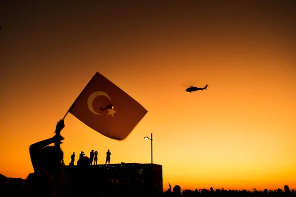 Izmir Turquía Septiembre 2022 Acercamiento Una Bandera Turca Pueblo Abarrotado — Foto de Stock