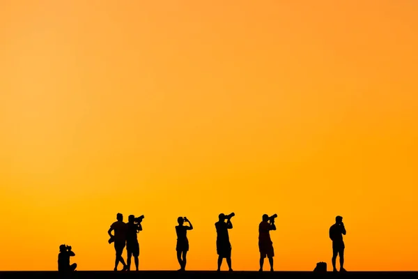 Silhouette Einiger Fotografen Bei Sonnenuntergang — Stockfoto