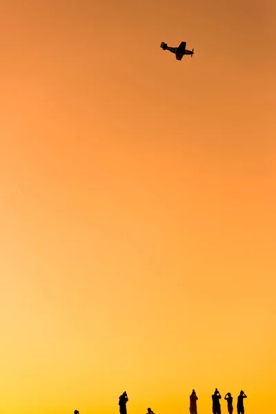 Силует Деяких Фотографів Які Фотографують Акробатичний Літак Заході Сонця — стокове фото