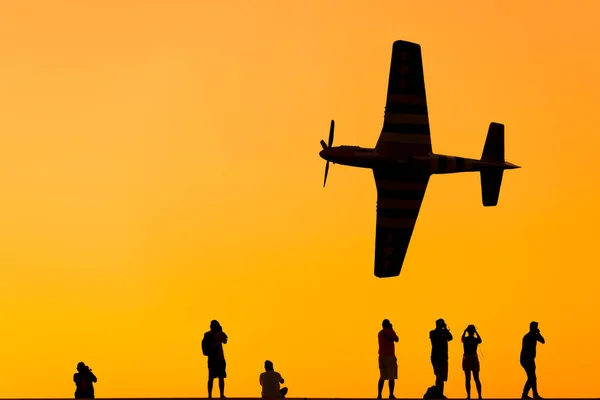 Silhouette Einiger Fotografen Die Ein Akrobatisches Flugzeug Bei Sonnenuntergang Fotografieren — Stockfoto
