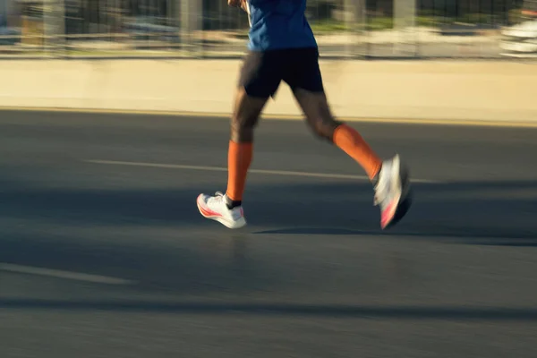 Pies Cerca Los Competidores Que Corren Media Maratón Están Corriendo —  Fotos de Stock