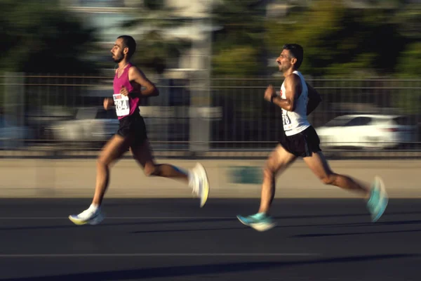 土耳其伊兹密尔 2022年9月11日 为了庆祝伊兹密尔解放100周年 在半程马拉松赛中 带着动作模糊的对手跑得特别快 — 图库照片