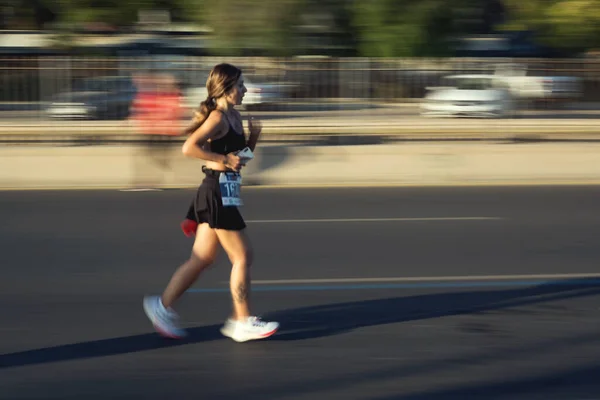 土耳其伊兹密尔 2022年9月11日 为庆祝伊兹密尔解放100周年 在半程马拉松赛中步履维艰的女跑步者正在进行特殊的跑步 — 图库照片