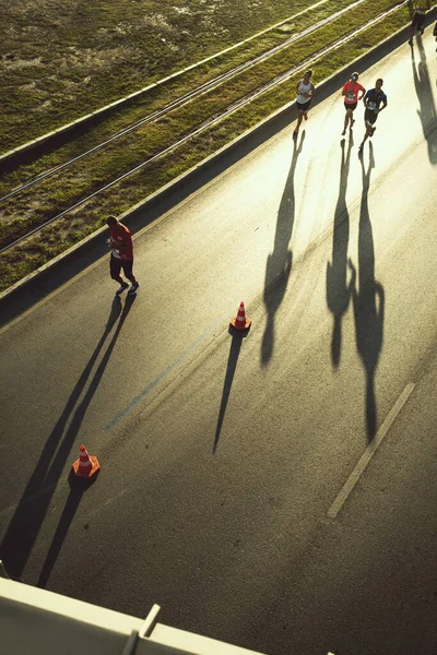 İzmir, Türkiye - 11 Eylül 2022: Yarı maratonda gölgeli yarışmacıların üst düzey görüşü İzmir 'in kurtuluşunun 100. yıldönümü için özel koşuyor.