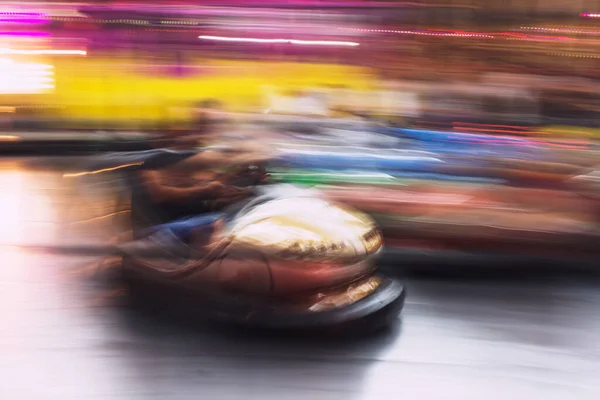 イズミル楽しいフェアの遊園地でのバンパー車の概要写真 — ストック写真