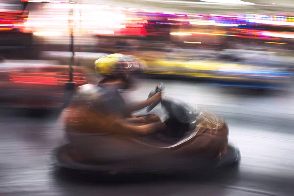 イズミル楽しいフェアの遊園地でのバンパー車の概要写真 — ストック写真