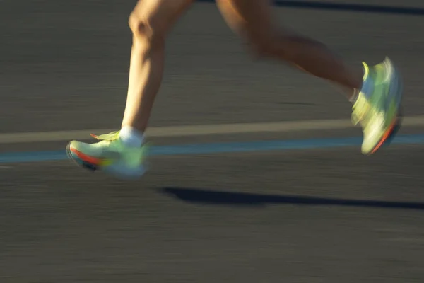 Close Shot Feet Met Bewegingsvervaging Van Deelnemers Aan Halve Marathon — Stockfoto