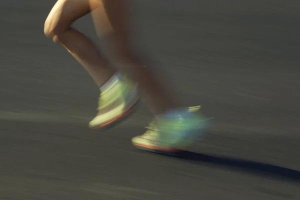 Close Shot Feet Met Bewegingsvervaging Van Deelnemers Aan Halve Marathon — Stockfoto