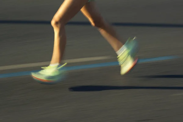 Detailní Záběr Nohy Pohybem Rozmazání Závodníků Běží Půlmaratonu Jsou Běží — Stock fotografie