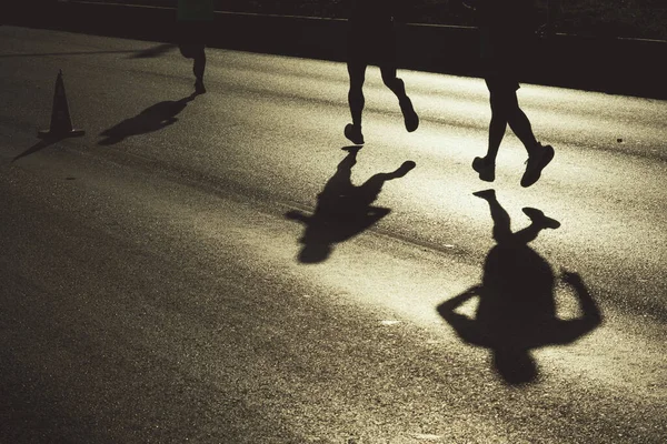 競争の中で人々を動かす影 — ストック写真