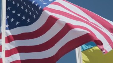 Mavi bir arka planda ABD bayrağının yavaş çekim görüntülerini kapatın..