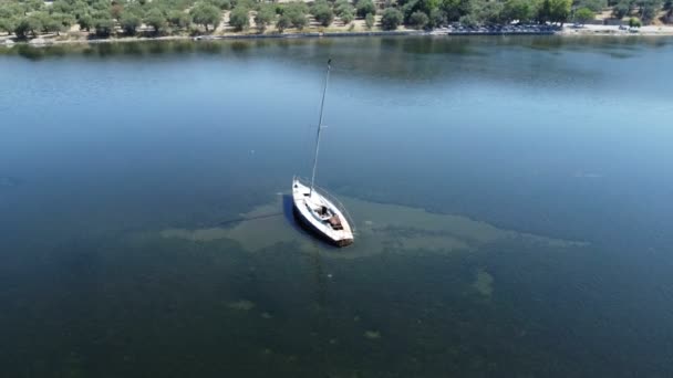 Filmati Aerei Del Drone Della Barca Vela Affondata Nella Baia — Video Stock