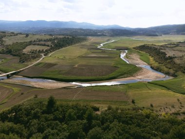 Çanakkale, Türkiye - 20 Eylül 2022. Kurumuş Çanakkale Bayramik Baraj Gölü 'nün havadan görünüşü.