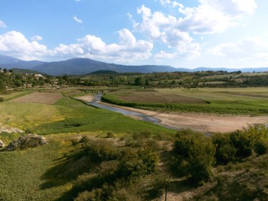 Çanakkale, Türkiye - 20 Eylül 2022. Kurumuş Çanakkale Bayramik Baraj Gölü 'nün havadan görünüşü.