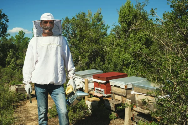 Портрет Турецкого Пчеловода Позирующего Пчелиными Мехами Костюмом — стоковое фото