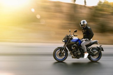 Otobanda elleri olmayan süper spor motosiklet süren bir adam..