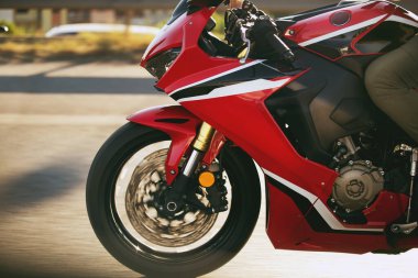 Yolda kırmızı renkli bir motosikletin yakın çekim görüntüsü..