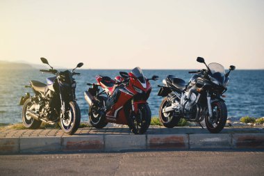 İzmir, Türkiye - 25 Eylül 2022: Deniz kenarında park etmiş bir grup motosiklet, mavi renkli Yamaha markası MT09 ve FZ600 ve Honda CBR1000RR.