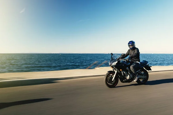 带运动模糊的海底摩托车骑手竞赛摩托车侧视图 — 图库照片