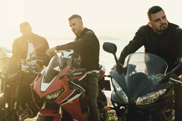 3名骑摩托车的人与他们的车辆在海边摆姿势 — 图库照片