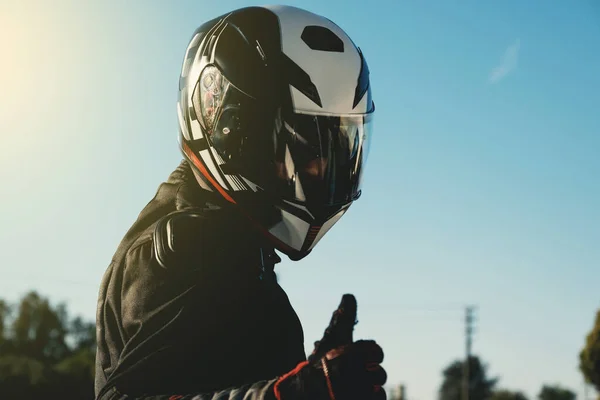 Porträt Eines Motorradfahrers Mit Helm — Stockfoto