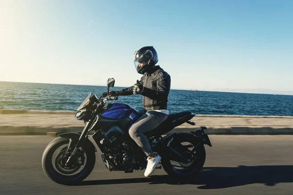 Вид Збоку Гоночного Мотоцикла Мотоциклі Морському Фоні Розмиттям Руху — стокове фото