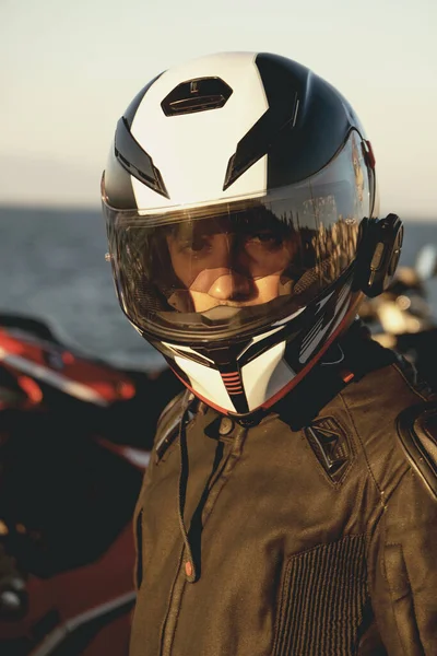Портрет Мотоцикліста Шоломом — стокове фото