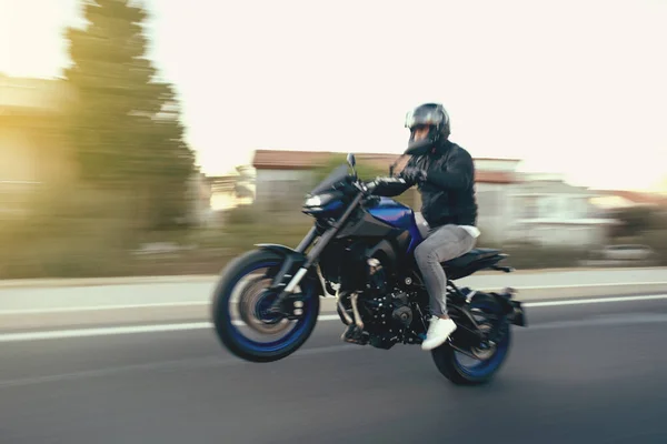 摩托车骑手骑摩托车在公路两轮上的侧视图 动作模糊 — 图库照片