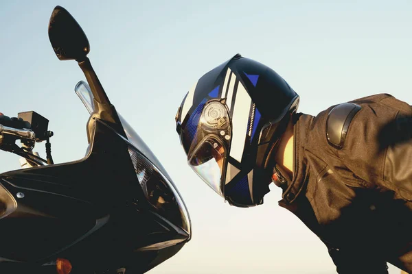 Jeździec Pozuje Swoją Głową Motocykla Supersport Głowy — Zdjęcie stockowe