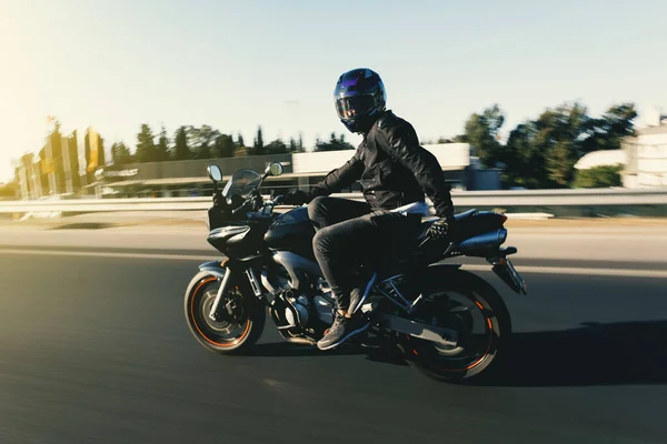 Widok Boku Motocyklista Jazda Motocyklem Wyścig Motocyklowy Jak Siedzi Krześle — Zdjęcie stockowe