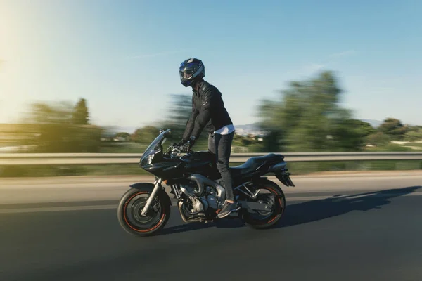 摩托车骑手骑着摩托车在高速公路上行走的侧视图 动作模糊 — 图库照片