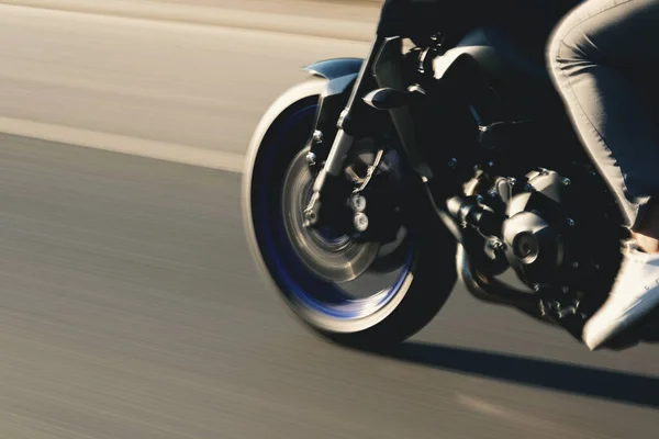Крупный План Переднего Колеса Мотоцикла Идущего Дороге Размытым Движением — стоковое фото