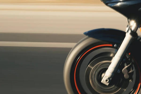 Primer Plano Neumático Delantero Una Motocicleta Que Carretera Con Desenfoque —  Fotos de Stock