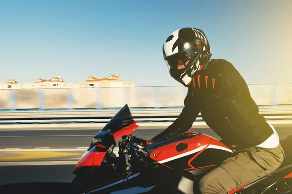 Вид Збоку Мотоцикліста Верхи Червоному Мотоциклі Шосе Розмиттям Руху Показує — стокове фото