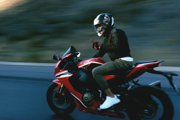 Widok Boku Motocyklisty Jazda Czerwonym Wyścigu Motocykla Autostradzie Rozmyciem Ruchu — Zdjęcie stockowe
