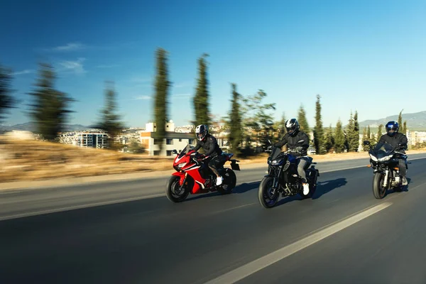 Три Суперспорт Гоночні Мотоциклісти Йдуть Швидко Пліч Пліч Шосе Розмиттям — стокове фото