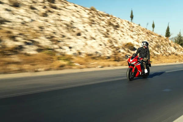 Вид Спереди Мотоциклиста Едущего Красном Гоночном Мотоцикле Шоссе Размытым Движением — стоковое фото