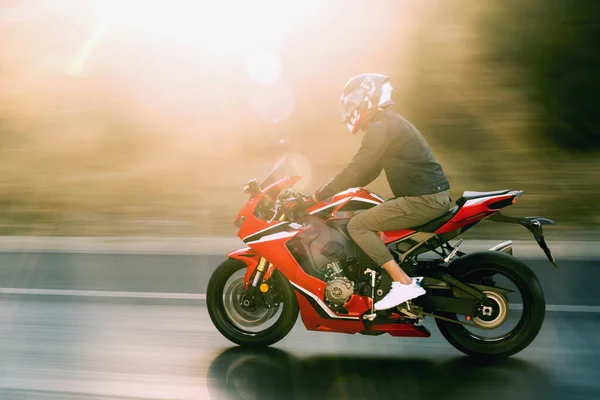 Vista Lateral Motociclista Montando Motocicleta Corrida Vermelha Estrada Com Borrão — Fotografia de Stock