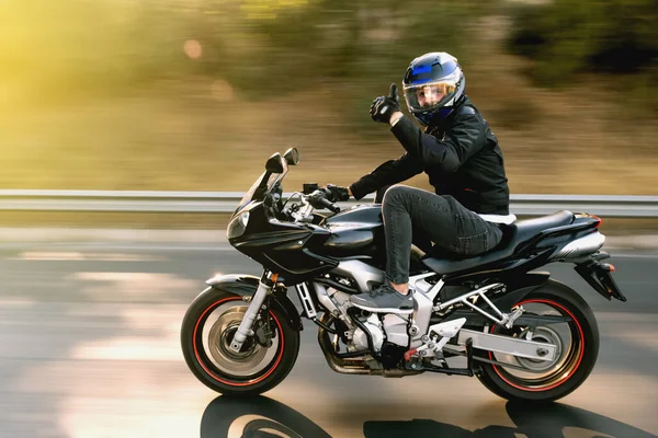 Seitenansicht Eines Motorradfahrers Der Mit Bewegungsunschärfe Auf Der Autobahn Unterwegs — Stockfoto