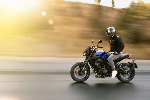 男人骑着一辆没有人驾驶的超级摩托车在高速公路上 — 图库照片