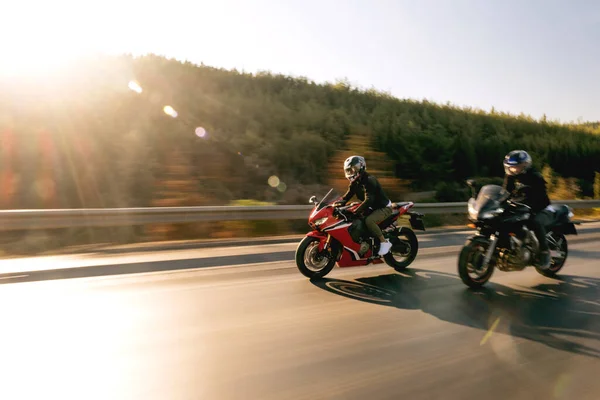 Два Суперспорт Гоночні Мотоциклісти Йдуть Швидко Пліч Пліч Шосе Розмиттям — стокове фото