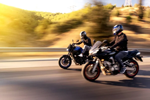 Два Суперспорт Гоночні Мотоциклісти Йдуть Швидко Пліч Пліч Шосе Розмиттям — стокове фото